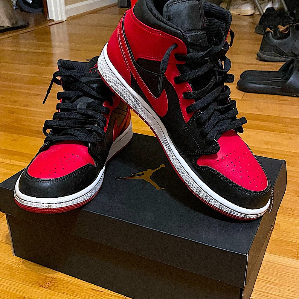 Like Brand New. Not Creased. Comes with Crease Guards. Original Box.